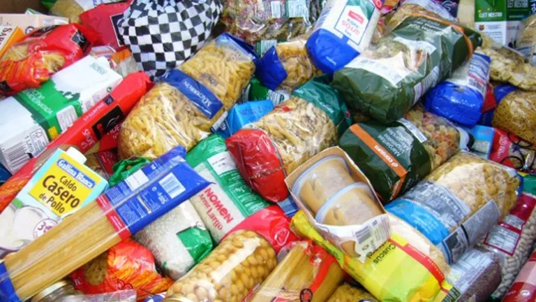 Alimentos no perecederos: fideos, arroz y conservas