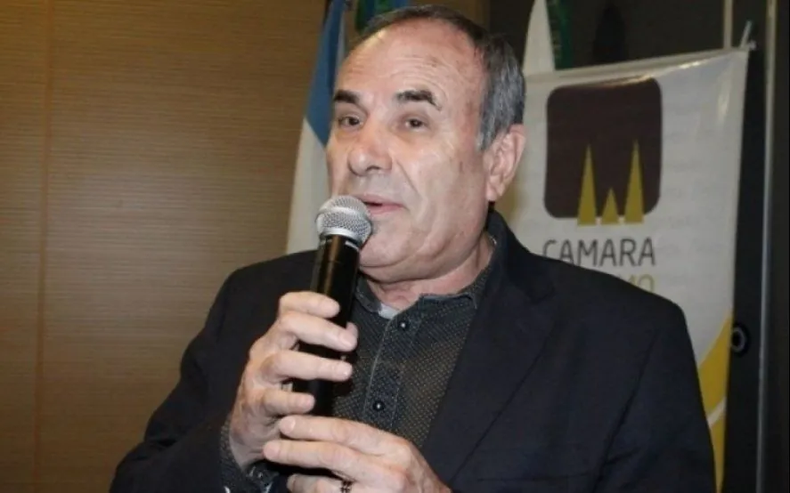 Alberto Alba hablando ante un micrófono