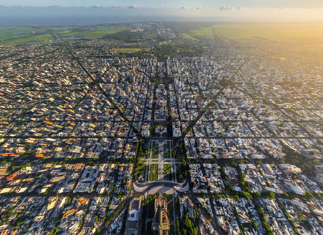 Vista aérea de La Plata: el trazado en damero de la ciudad con el eje fundacional y sus diagonales