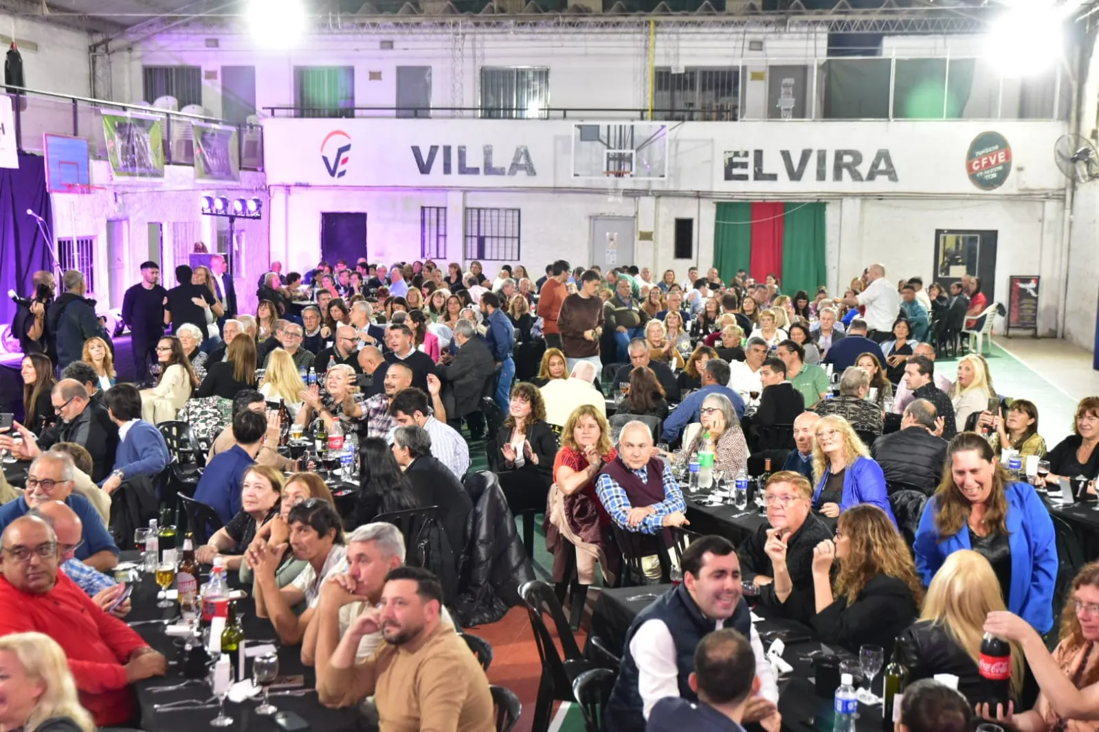Cena por el 117.º aniversario de Villa Elvira en el Club Centro Fomento Villa Elvira, con las mesas colmadas de vecinos