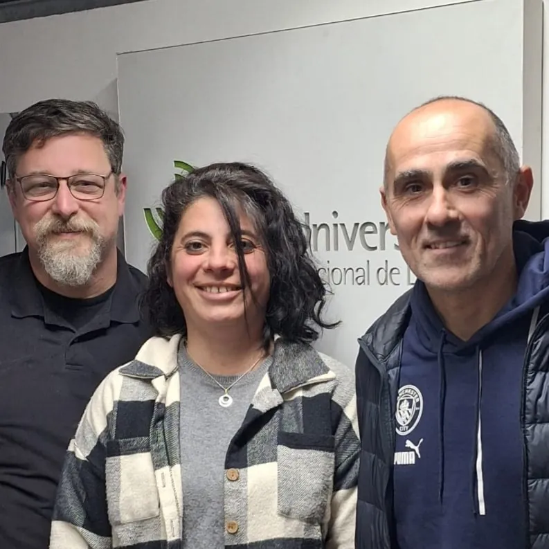 Tres integrantes de una emisión posan en el estudio de Radio Universidad Nacional de La Plata