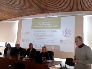 Mesa de panelistas en la jornada Implementando la sostenibilidad: universidad y sociedad civil.