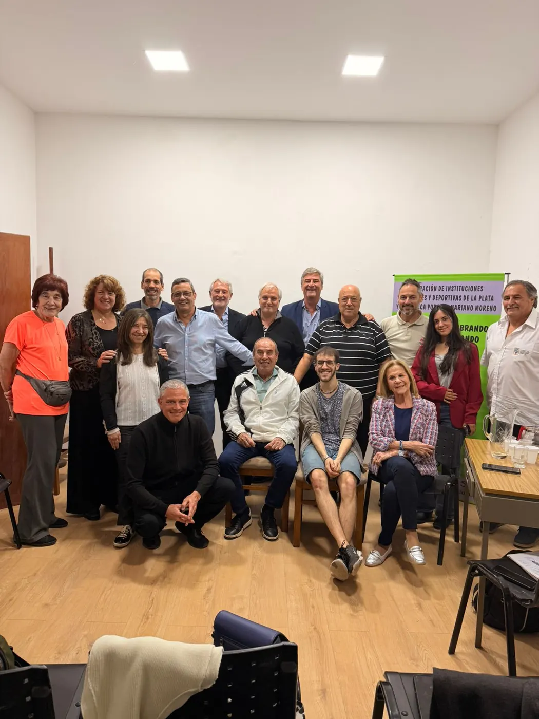 Las personas que participaron de la muestra posan juntas en la sala al terminar el encuentro.