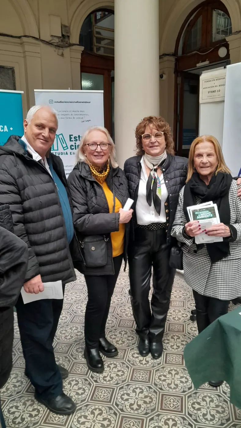 Cuatro integrantes de las instituciones organizadoras posan en el hall de la sede.