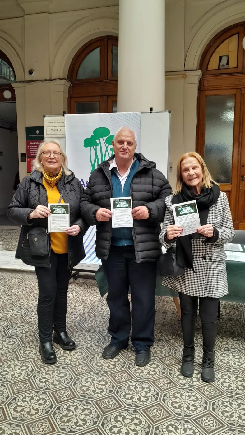 Tres participantes muestran los reconocimientos entregados durante la jornada.
