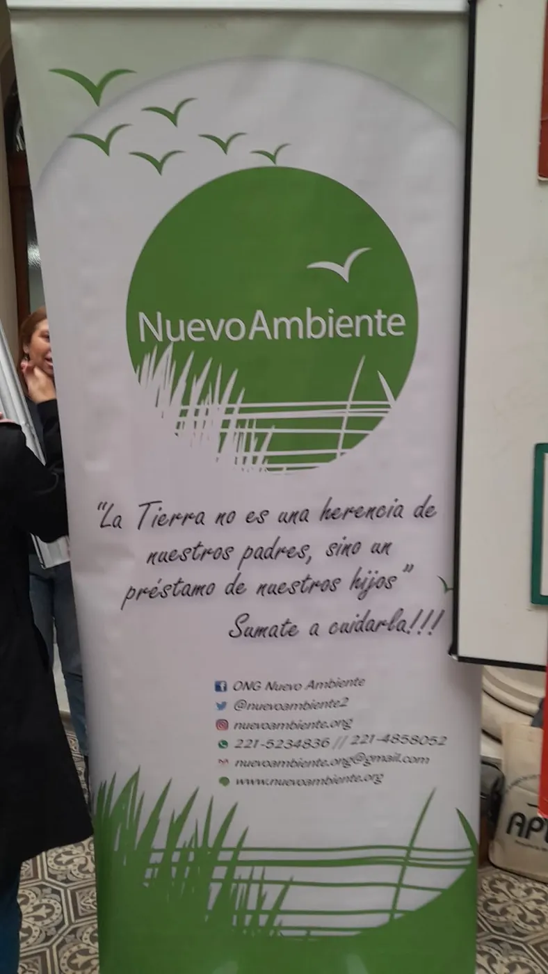 Banner de la organización Nuevo Ambiente en la muestra.